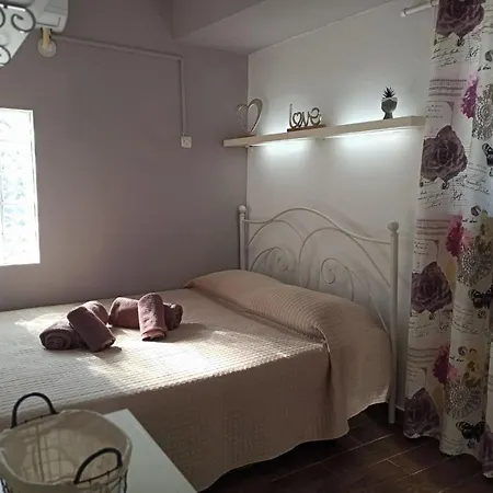 M&m Small House Rhodes City